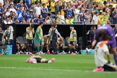 日本対ブラジル　ブラジルに敗れ、肩を落とす選手をねぎらう森保一監督（中央）（撮影・足立雅史）