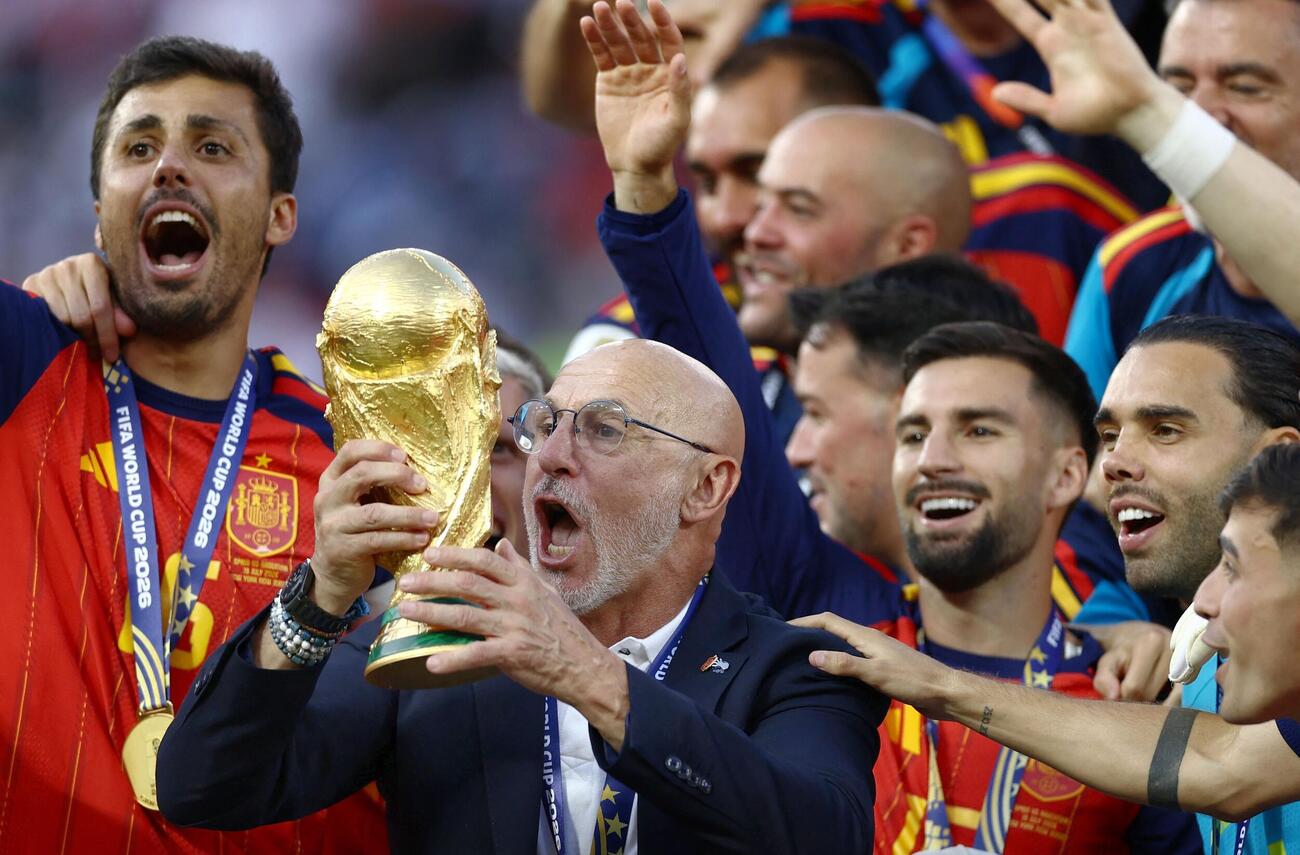 W杯優勝トロフィーを掲げるスペインのデラフエンテ監督（ロイター）