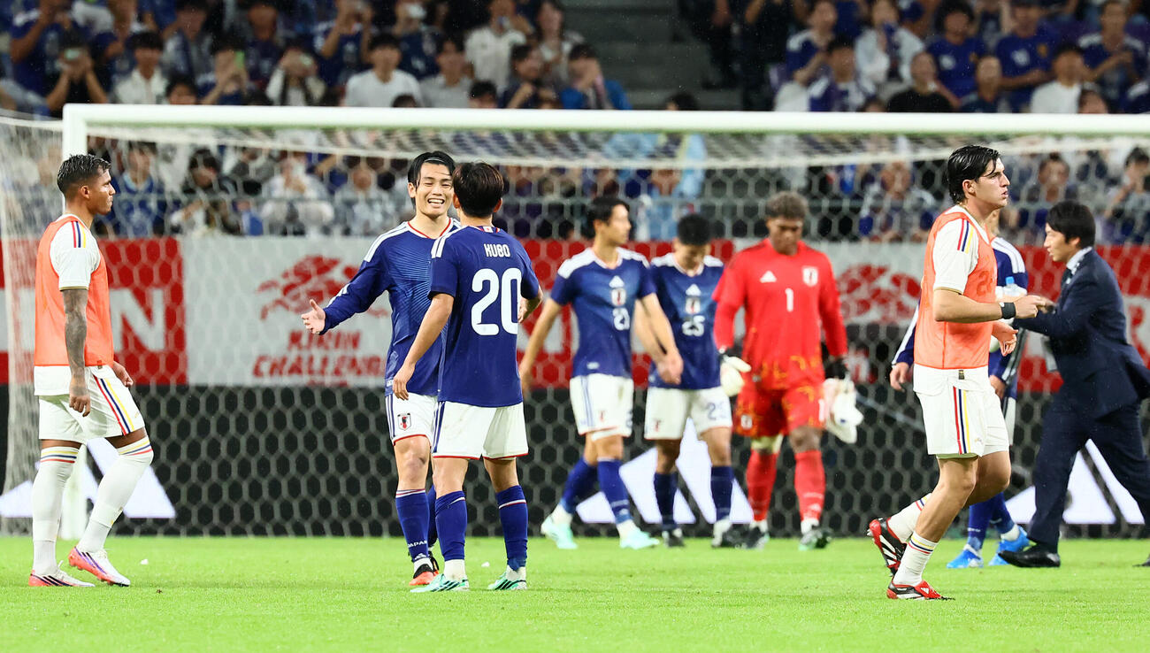日本対ベネズエラ　ベネズエラに勝利し笑顔を見せる日本イレブン（撮影・加藤哉）
