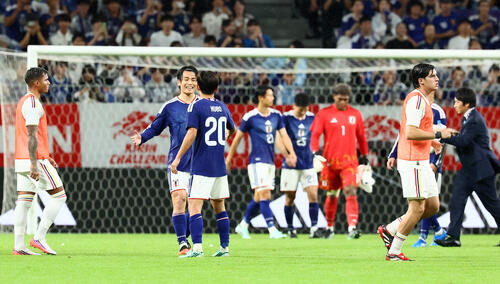 日本対ベネズエラ　ベネズエラに勝利し笑顔を見せる日本イレブン（撮影・加藤哉）