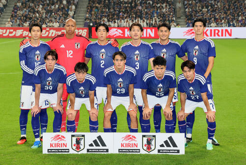 日本対ベネズエラ　ベネズエラ戦に臨む、前列左から熊坂光希、相馬勇紀、斎藤俊輔、鈴木淳之介、佐藤龍之介、後列左から鎌田大地、GK小久保玲央ブライアン、中野就斗、瀬古歩夢、渡辺剛、後藤啓介（撮影・加藤哉）