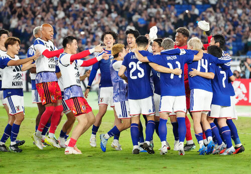 日本対エクアドル　PK戦でエクアドルに勝利し、喜ぶ日本代表の選手たち（撮影・江口和貴）