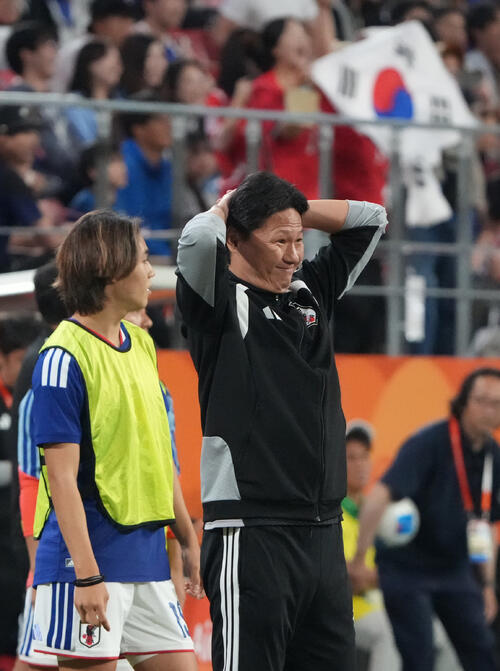 日本対韓国　試合終了、韓国に敗れがっくりの日本大岩剛監督（撮影・森本幸一）