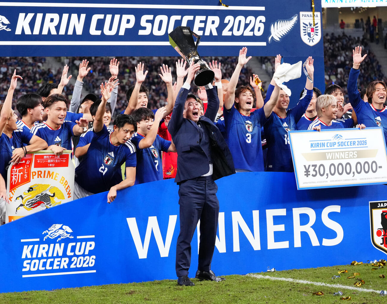日本対ニュージーランド　表彰式後、キリン杯を掲げる森保一監督（手前）（撮影・江口和貴）