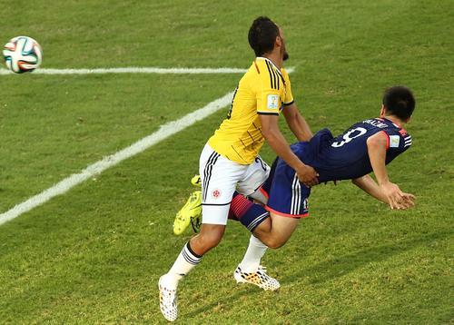 14年W杯のコロンビア戦でゴールを決める岡崎慎司(右)