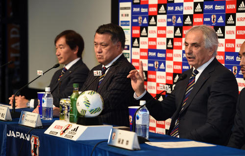 １６年４月、キリンカップの記者会見で記者の質問に答えるハリルホジッチ監督。同席した田嶋会長（中央）霜田代表ディレクター（左）