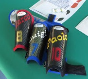カンパリ社のすね当て