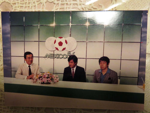 ８５年１０月、「三菱ダイヤモンド・サッカー」に出演した、左から金子アナウンサー、森孝慈日本代表監督、岡野俊一郎さん