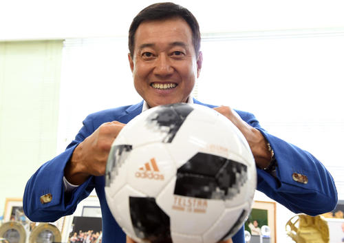 サッカーボールにグータッチする原氏（撮影・たえ見朱実）