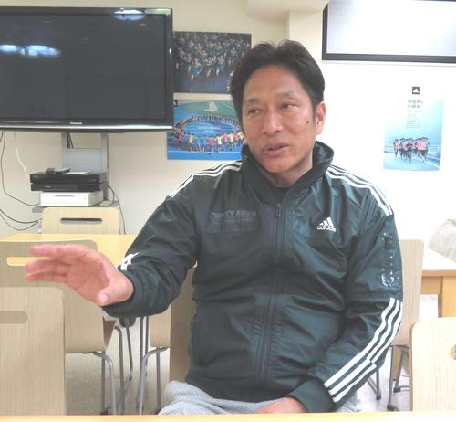 手ぶりを交えながら、熱く語る青学大陸上部の原監督（撮影・上田悠太）