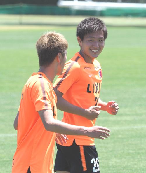 １日、鹿島の練習に合流し、ＦＷ鈴木（左）と談笑するＭＦ三竿