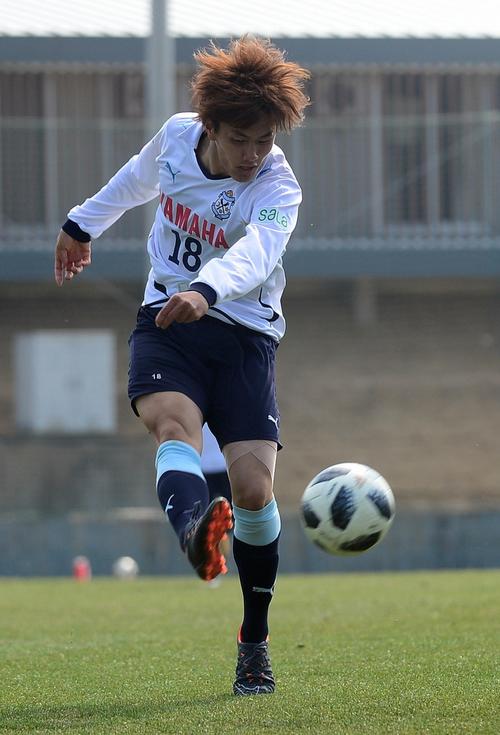 積極的にシュートを放つ磐田ＦＷ小川航（２０１８年２月２６日）