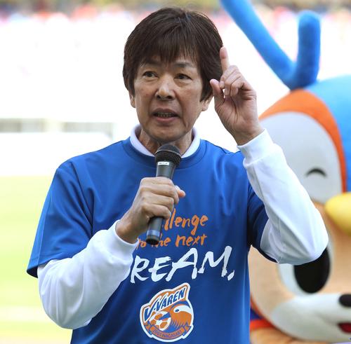 サポーターにあいさつする高田社長（２０１８年３月１０日撮影）