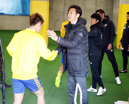 仙台対長崎　１－０で勝利し、選手を握手で迎える仙台の渡辺監督（２０１８年３月３１日撮影）