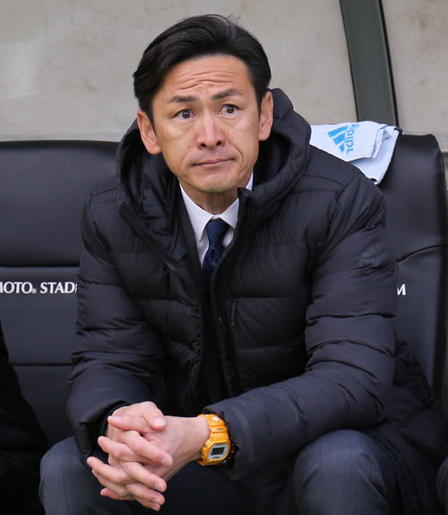 ベンチに座る仙台渡辺晋監督（２０１８年３月３日撮影）