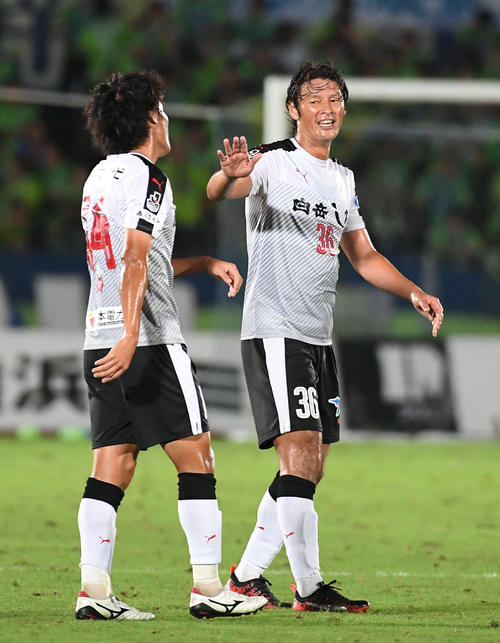 熊本ＦＷ巻誠一郎（右）と田中達也（２０１７年８月２０日）