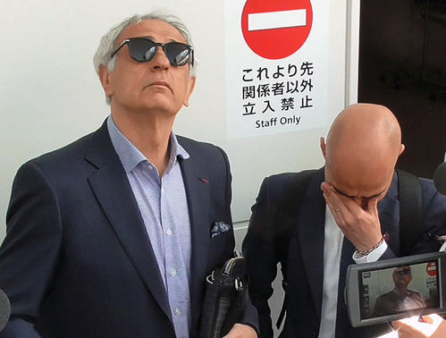 バヒド・ハリルホジッチ氏(左)のコメントを涙をこらえながら通訳する樋渡群氏(2018年4月21日撮影)