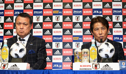 会見に臨む西野朗新監督。左は田嶋幸三会長（２０１８年４月１２日撮影）