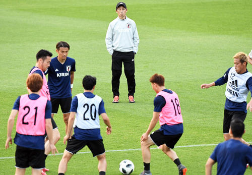 日本代表の合宿で西野監督（後方）はパス回しをする選手を見守る（撮影・山崎安昭）