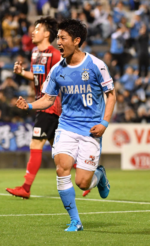 ルヴァン杯 1次リーグB組 磐田対札幌 前半、磐田FW中野誠也はゴールを決めガッツポーズする(2018年4月18日撮影)