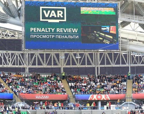 「VAR」とスコアボードに映し出される