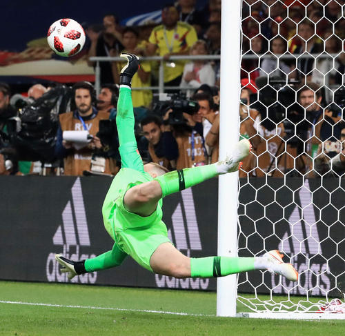 好セーブを見せるイングランドＧＫピックフォード（２０１８年７月３日撮影）