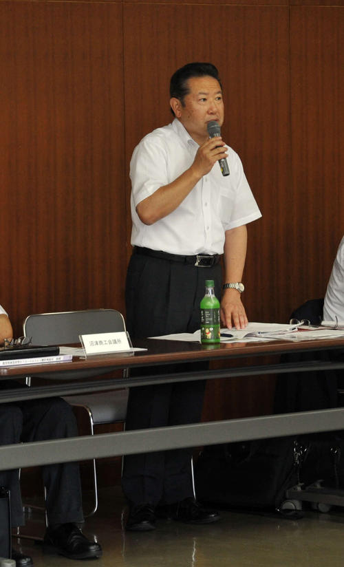 第3回静岡県東部地域サッカースタジアム構想連絡会 構想連絡会に参加した沼津の渡辺隆司社長=2018年7月23日