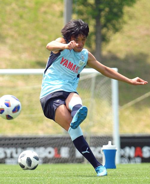 居残りでＦＫ練習に励む磐田ＭＦ中村