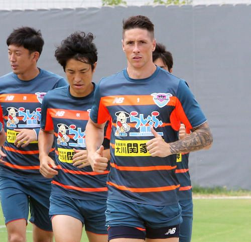 ランニングする鳥栖ＦＷフェルナンドトーレス（２０１８年８月１６日撮影）