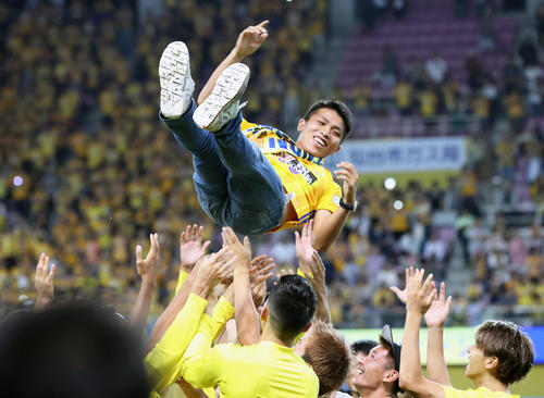 CSKAモスクワ移籍が決まり、仙台の選手たちに胴上げされる仙台FW西村拓真（2018年9月1日撮影）