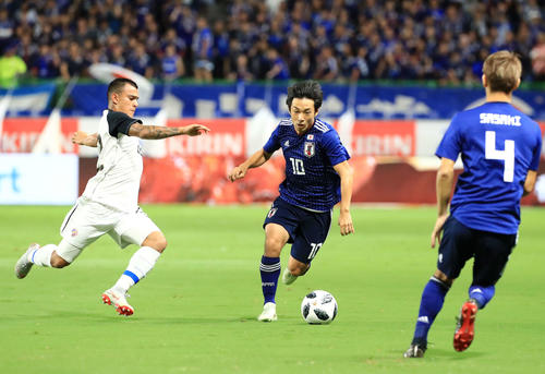 日本対コスタリカ　ドリブルする中島翔哉（2018年9月11日撮影）