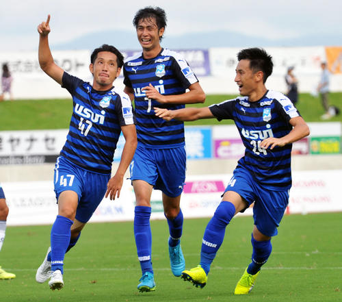 決勝点を決め歓喜する沼津MF富田康仁(左)(2018年9月2日撮影)