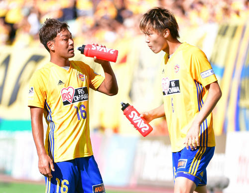 浦和戦の前半、ゴール直前に話し合う板倉滉（右）と野津田岳人（2018年10月7日撮影）