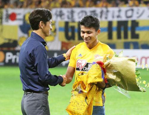 移籍が決まり、セレモニーで仙台渡辺晋監督から花束を受け取るFW西村拓真（2018年9月1日撮影）