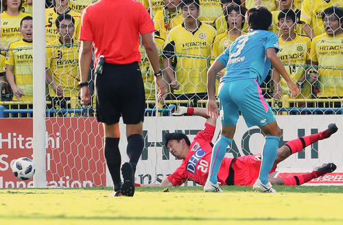 好セーブを見せる鳥栖GK権田修一