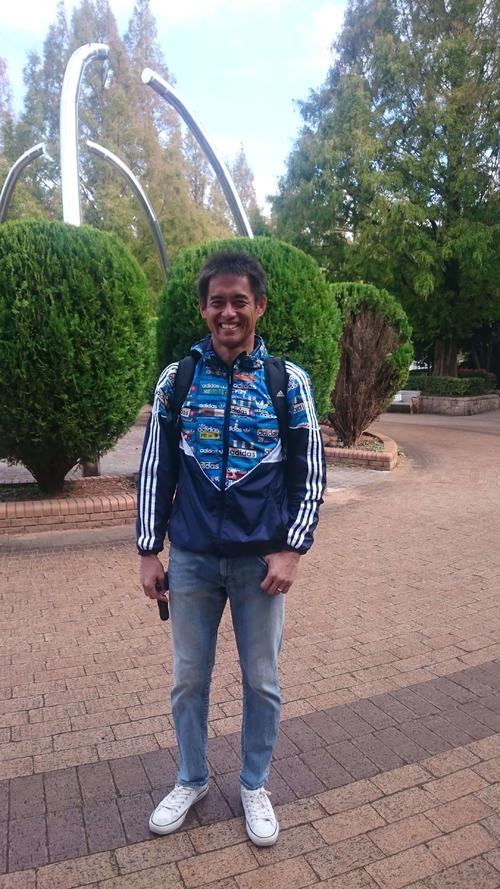 クラブを通じて現役引退を表明したSC相模原GK川口は、練習を終えて笑顔で引き揚げる
