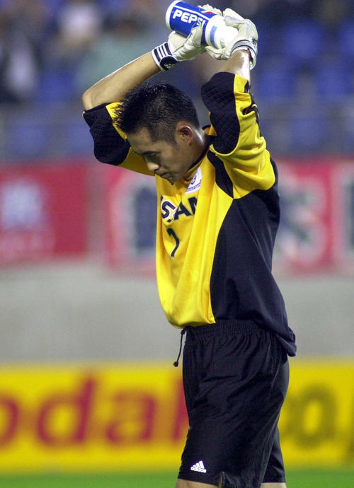 試合終了後、不甲斐ない結果にGK川口能活は、水の入ったボトルを振り上げ悔しがった