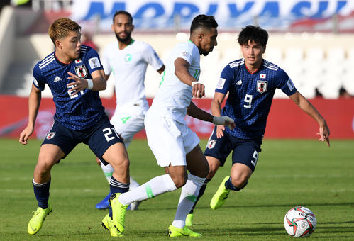 サウジアラビア戦で相手にプレッシャーをかける堂安（左）と南野（右）（撮影・横山健太）