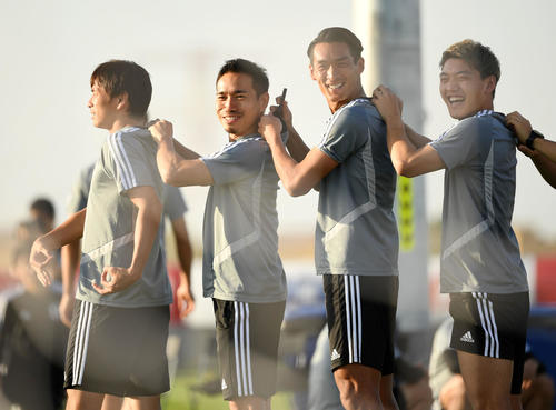 練習前、仲良く計測器をつけ合う日本代表選手たち。左から乾、長友、槙野、堂安（2019年1月31日撮影）