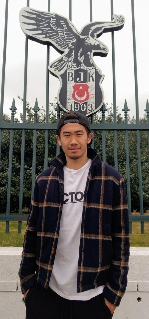 練習を終え、クラブのエンブレム前に立つベシクタシュMF香川（撮影・木下淳）