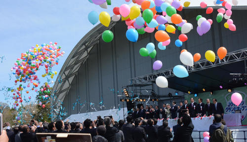 19年4月20日、Jヴィレッジグランドオープンを祝して、いっぱいの風船放たれた