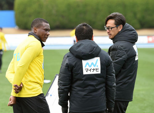 仙台渡辺監督(右)と話し込む仙台DFシマオ・マテ(2019年1月31日撮影)