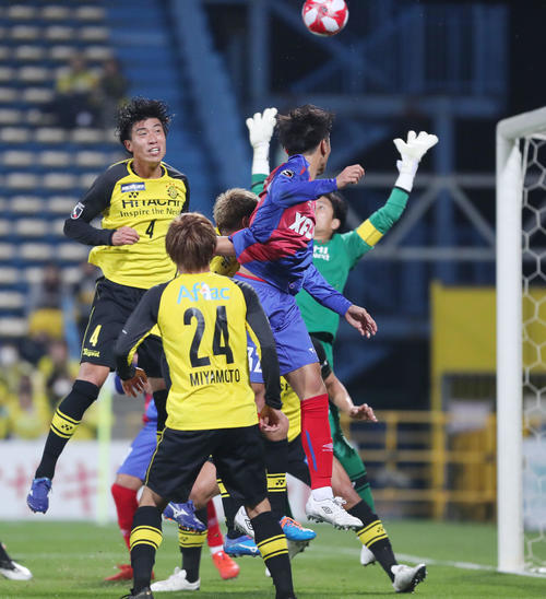 柏対東京 前半、右CKに頭で合わせ、先制ゴールを決める東京DF渡辺(2019年3月6日撮影)
