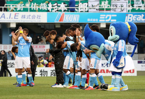 2月23日の松本戦の試合後、サポーターにあいさつする磐田の選手たち