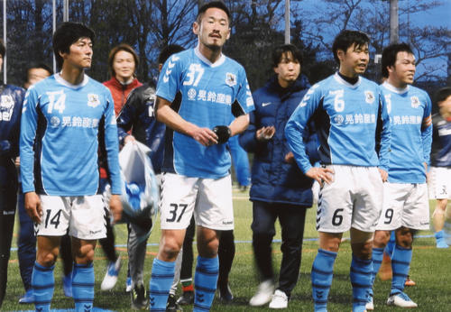 神奈川県社会人リーグのFIFTY　CLUBでプレーするFW大久保哲哉（手前左から2人目）