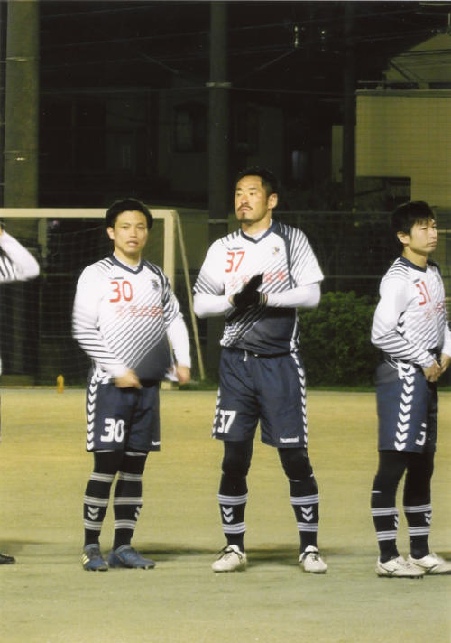神奈川県社会人リーグのFIFTY CLUBでプレーするFW大久保哲哉(中央)