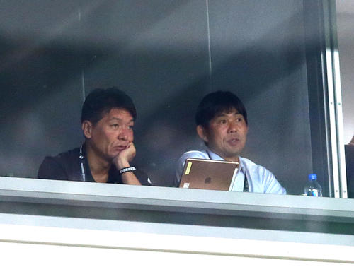 川崎F－チェルシー戦を視察する日本代表の森保監督（右）（撮影・足立雅史）