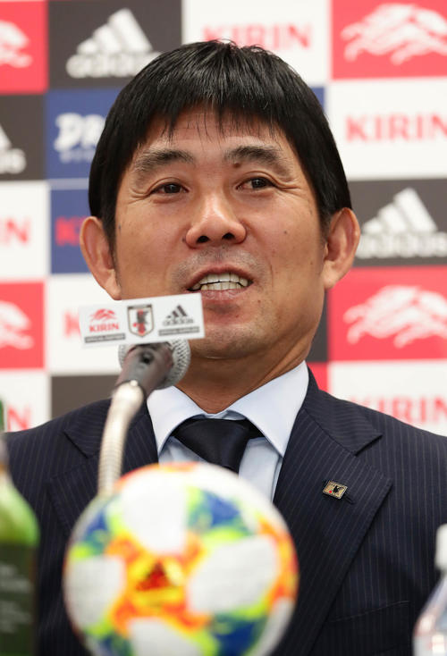 記者の質問に答えるサッカー日本代表の森保監督（撮影・丹羽敏通）