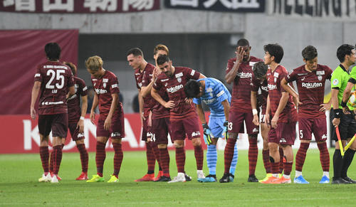 札幌に敗れ肩を落とす神戸イレブン（2019年8月31日撮影）