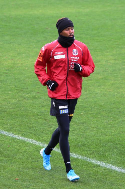 7日の練習で防寒対策してランニングする札幌FW鈴木（撮影・保坂果那）